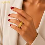 Uravéline Ribbed Ring – gold